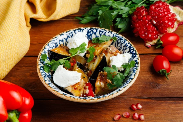 Салат с хрустящим баклажаном и томатами