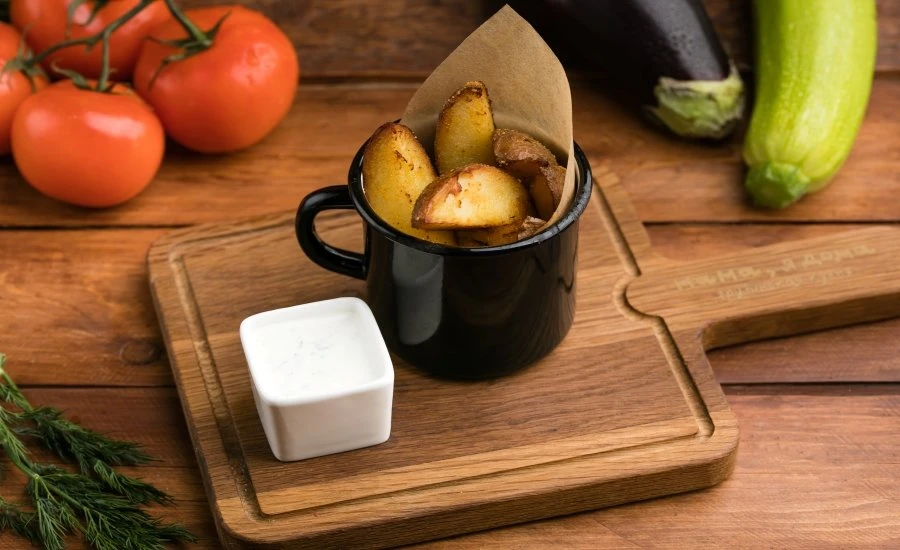 Картофель по-деревенски с соусом чесночный мацони