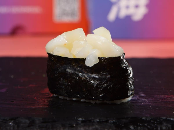 Гункан с гребешком 