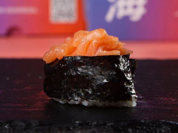 Гункан с лососем 