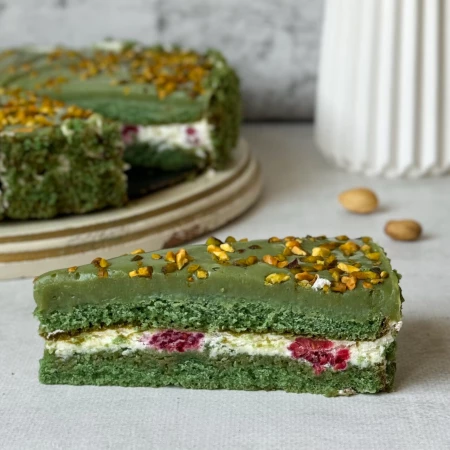 Торт малина-фисташка