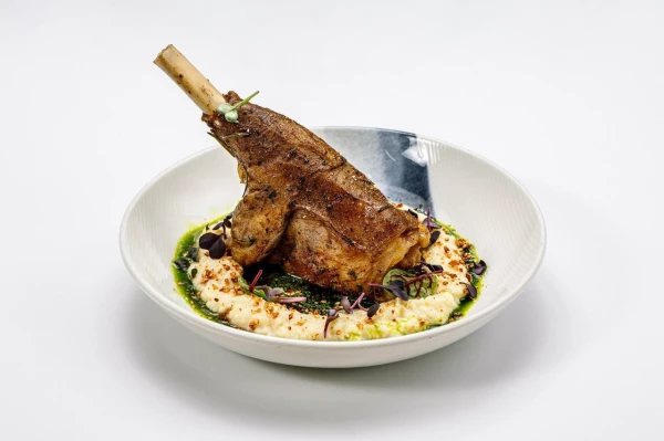 Баранья голень с пюре из сельдерея и авокадо