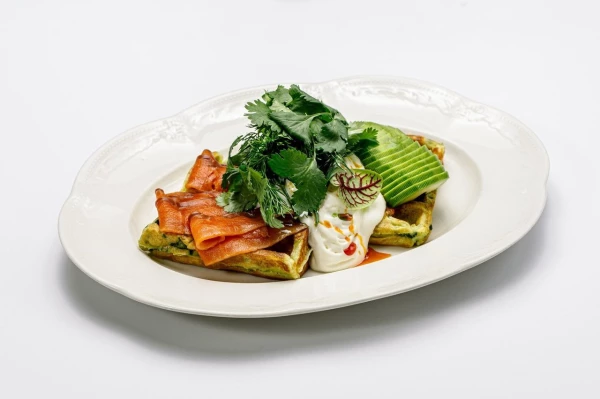 Вафли со шпинатом лососем и авокадо