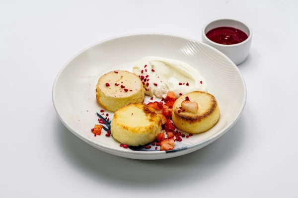 Сырники со сметаной и ягодами