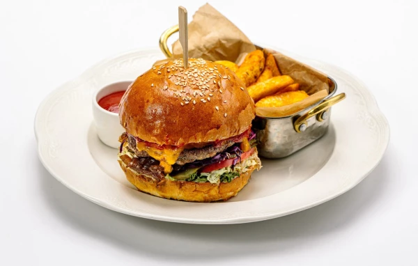 Бургер с говяжей котлетой