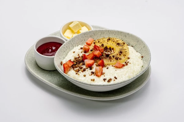 Каша рисовая с ананасом и гранолой (доступен к заказу до 13:00)