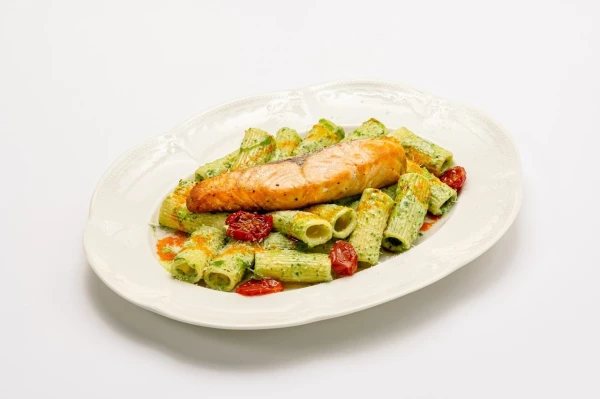 Ригатони с лососем