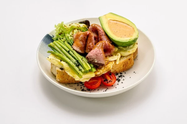 Скрембл с ростбифом спаржей и авокадо (доступен к заказу до 13:00)