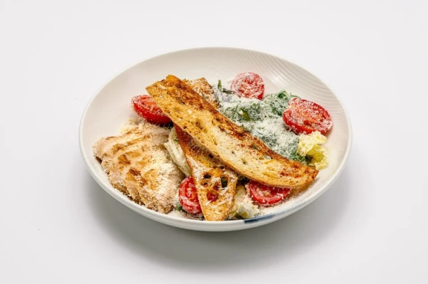 Салат Цезарь с курицей