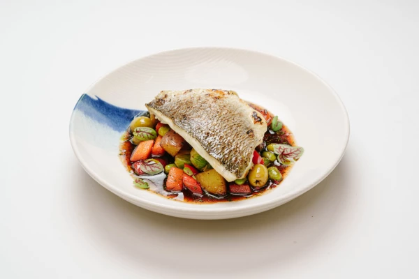 Дорадо с овощами под гранатовым соусом