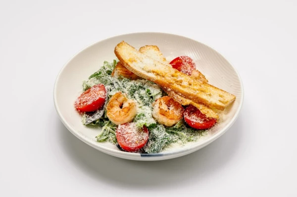 Салат Цезарь с креветками