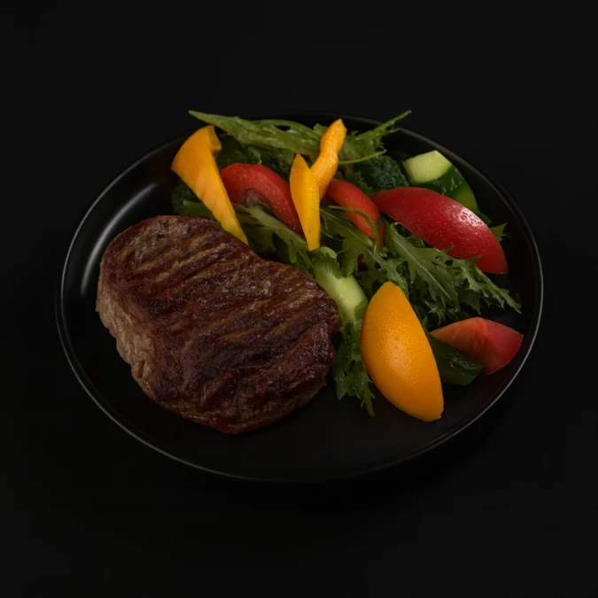 Говяжий стейк с овощным салатом