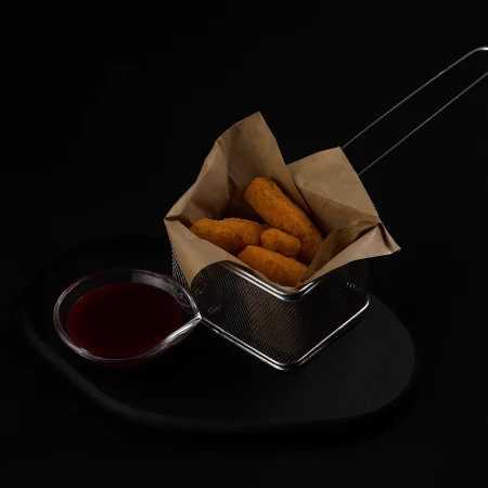 Сырные палочки с брусничным соусом