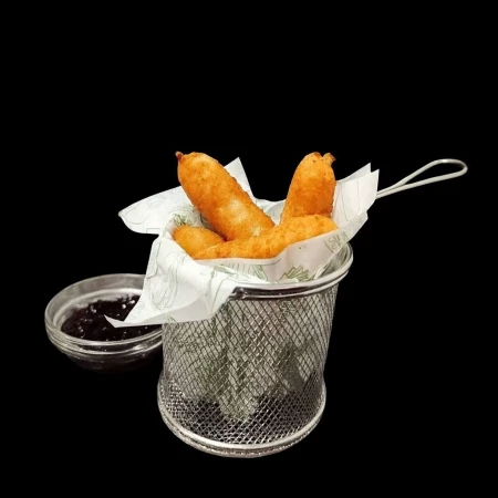 Сырные палочки с брусничным соусом