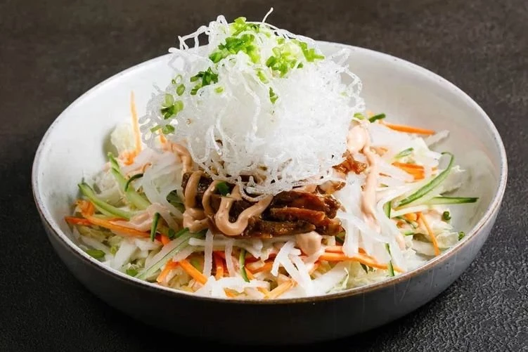 Салат с карамельным цыпленком и овощами 
