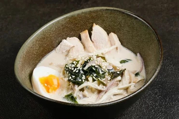 Сливочный рамен с курицей 