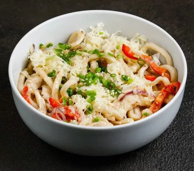 Сливочный удон с цыпленком и грибами 