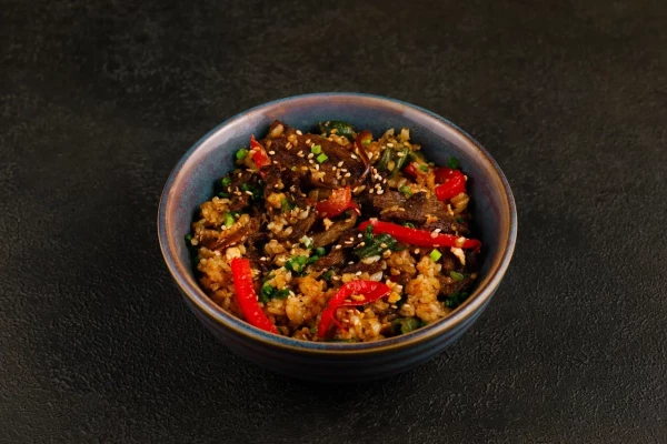 Говядина с жареным рисом и овощами 