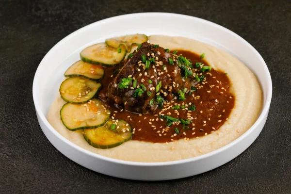 Говяжьи щечки с пюре из корня сельдерея 