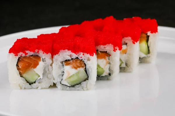 Ролл с лососем и тобикой