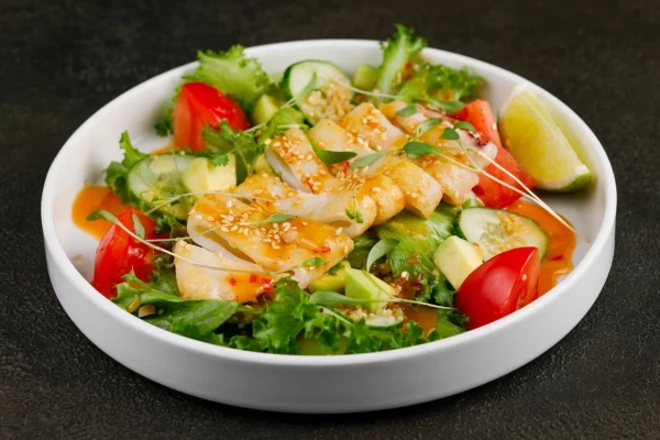 Салат с кальмаром гриль