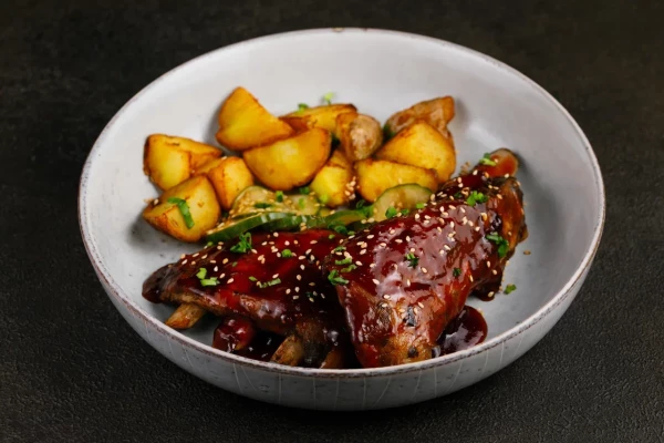 Свиные ребрышки с молодым картофелем 