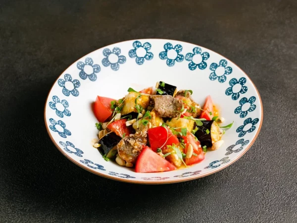 Салат с баклажанами темпура и говядиной