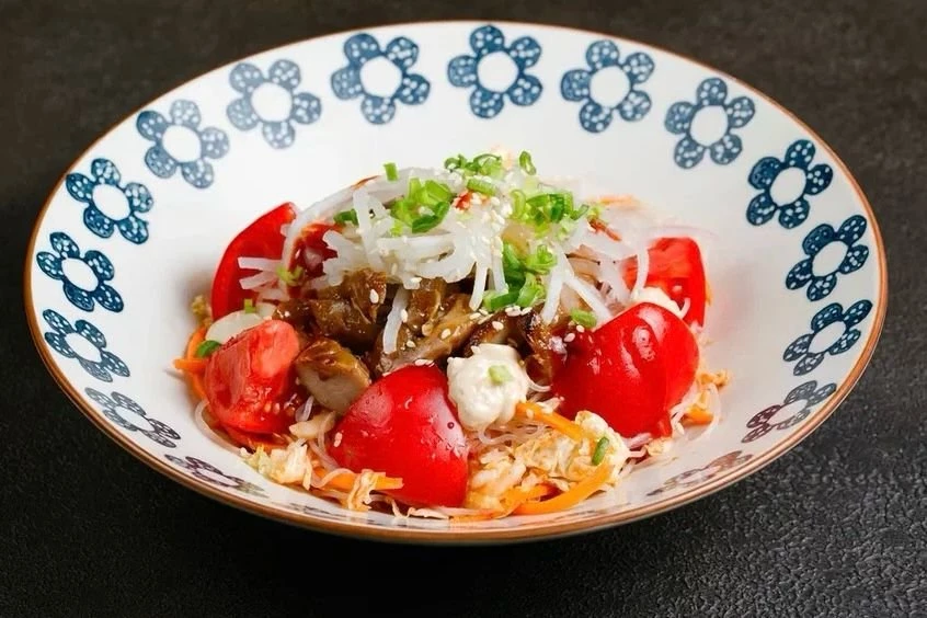 Салат кимчи с курицей и фунчозой