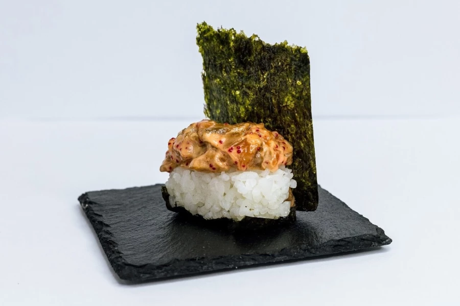 Гункан с лососем 