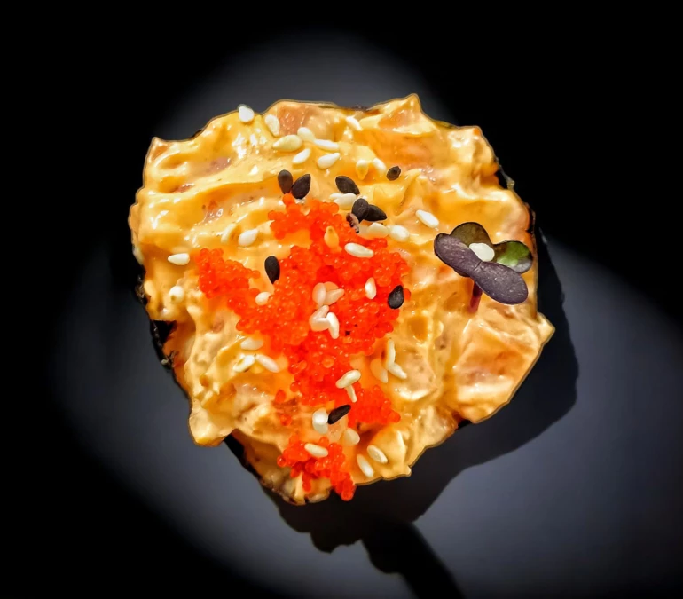 Гункан с лососем