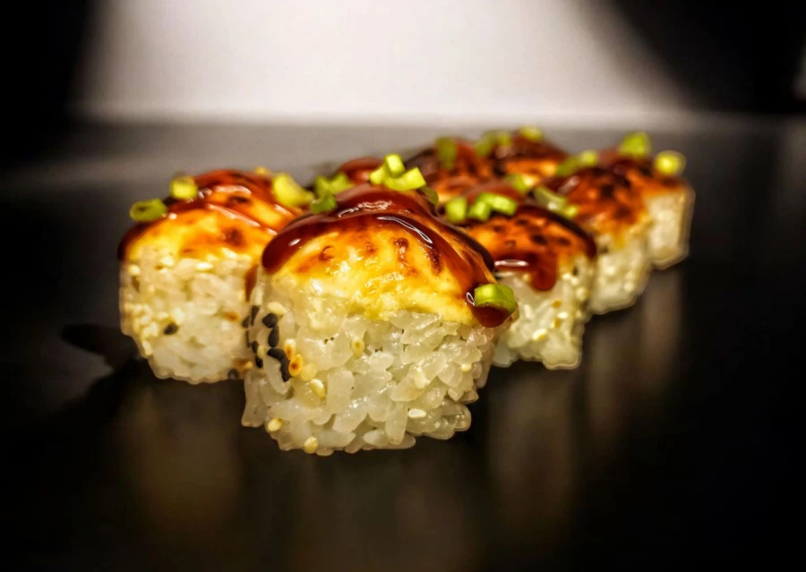 Запеченный ролл с тунцом и кальмаром