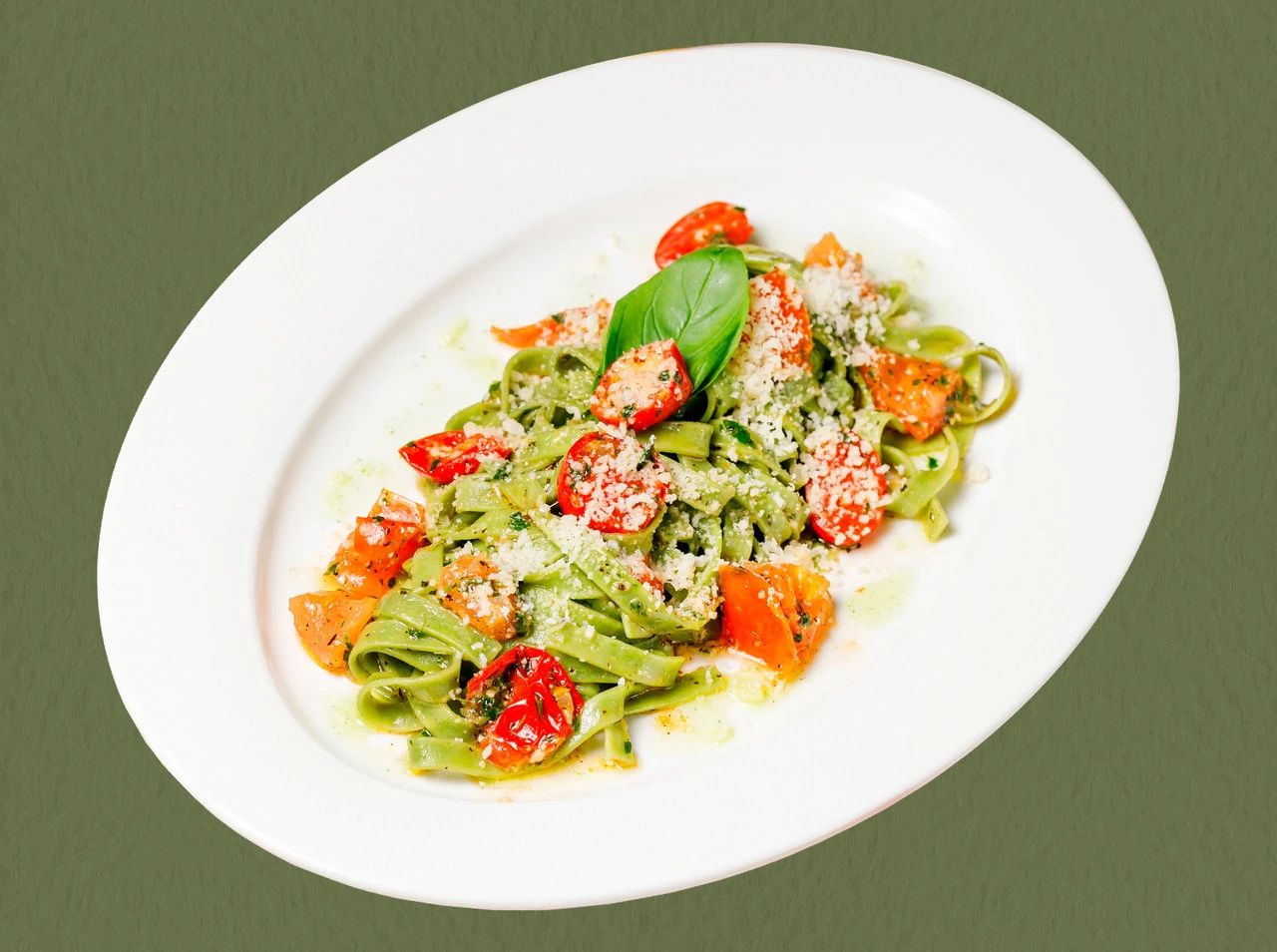 Феттучини с песто и томатами черри