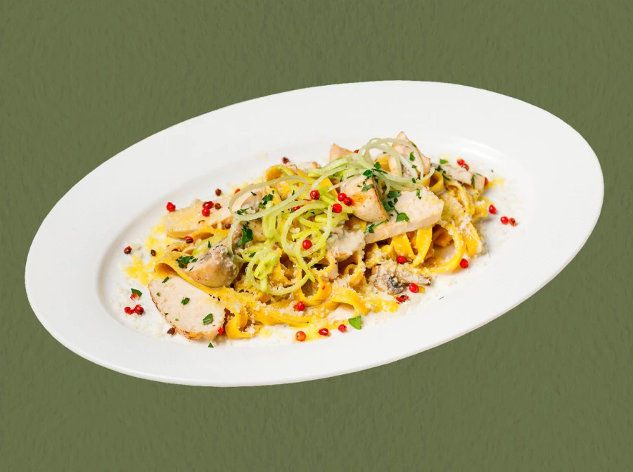 Феттучини с грибами и куриным филе