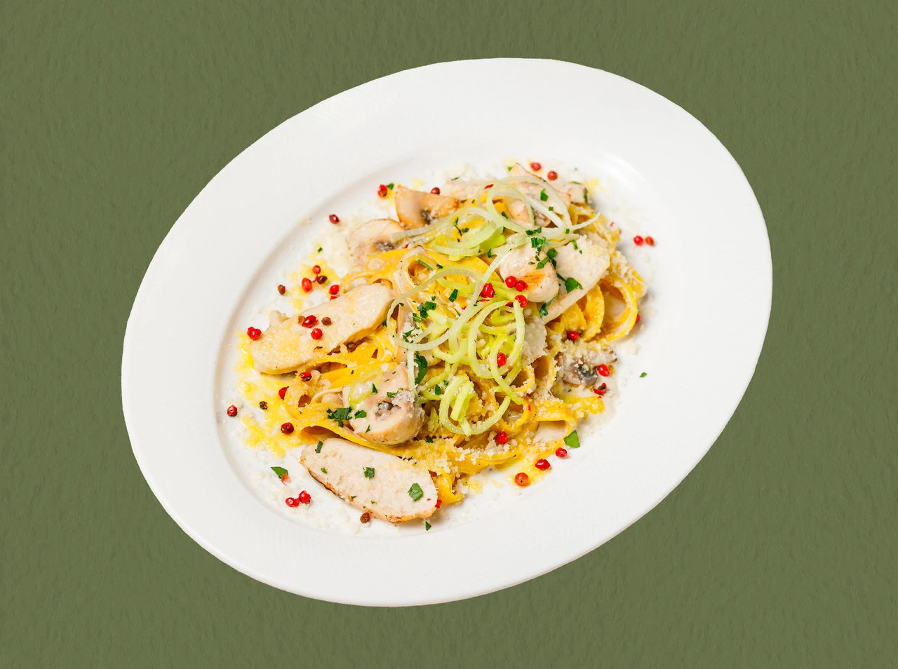 Феттучини с грибами и куриным филе