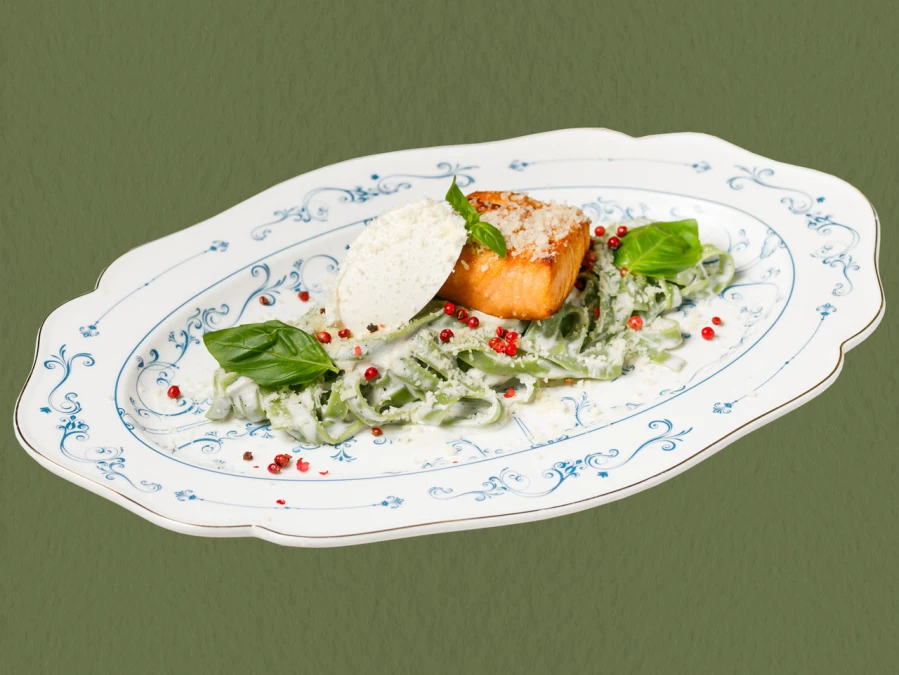 Феттуччини со стейком из лосося