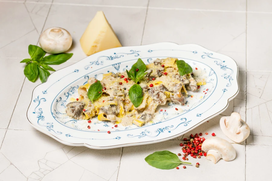 Феттучини с грибами и куриным филе