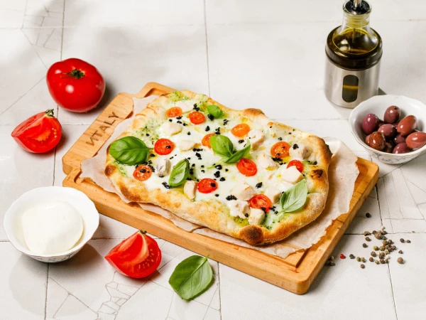 Римская пицца с цыпленком и песто