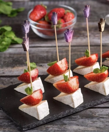 Канапе Камамбер - Клубника (10 шт.)