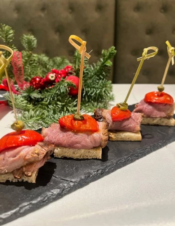 Рулетики из ростбифа с вялеными томатами (6 шт.)