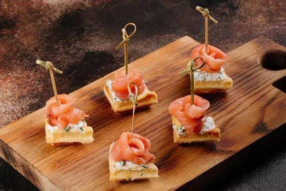 Канапе-вафля с лососем и творожным сыром (10 шт.)