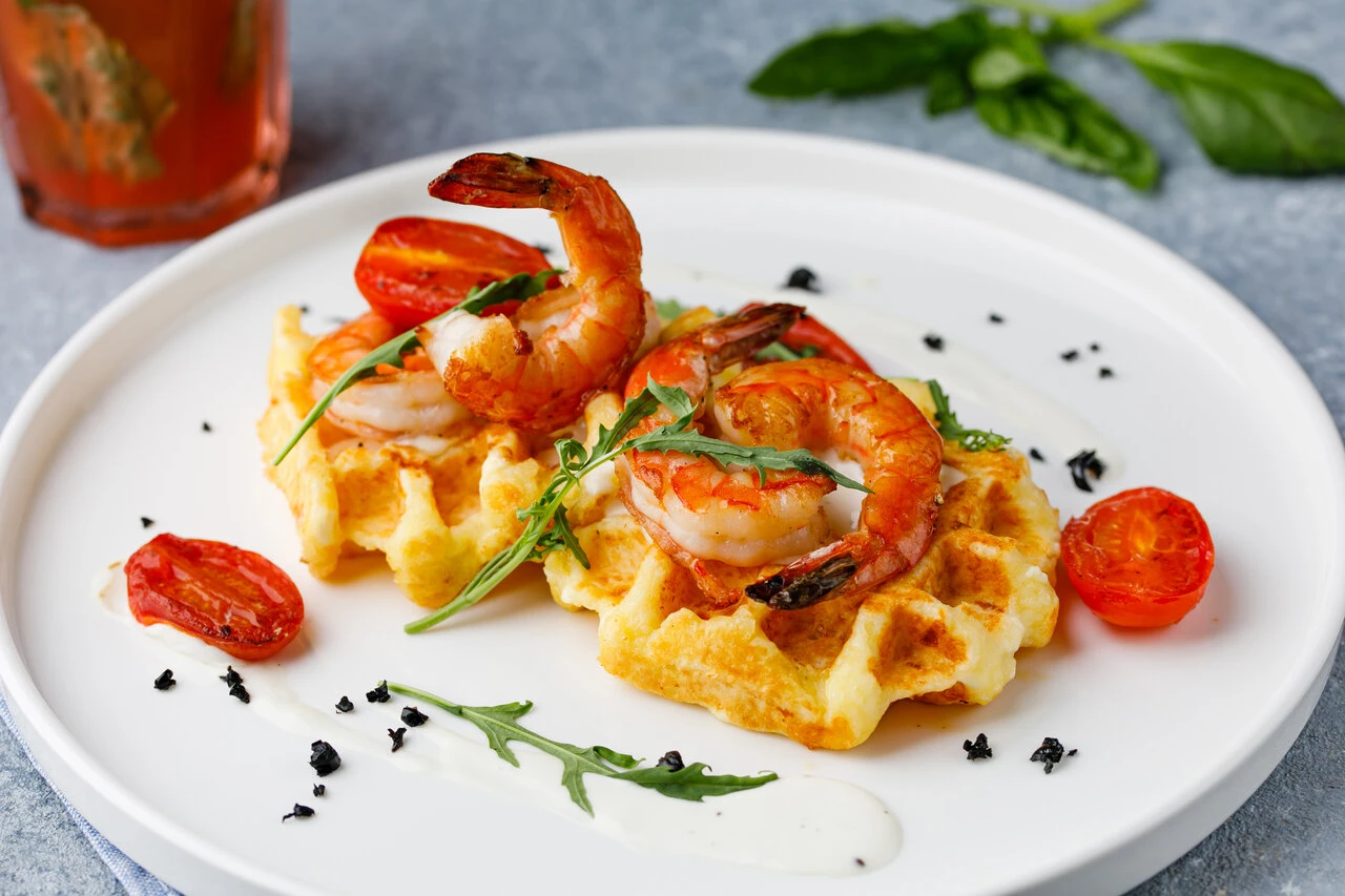 Сырная вафля с креветками, рукколой и томатами черри