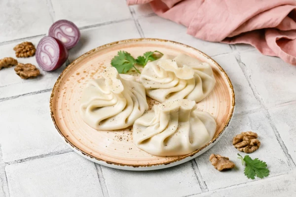 Хинкали с томленым в сливках цыпленком и грибами