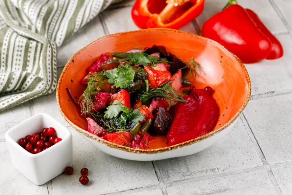 Салат из печеных овощей с паштетом из копченой свеклы