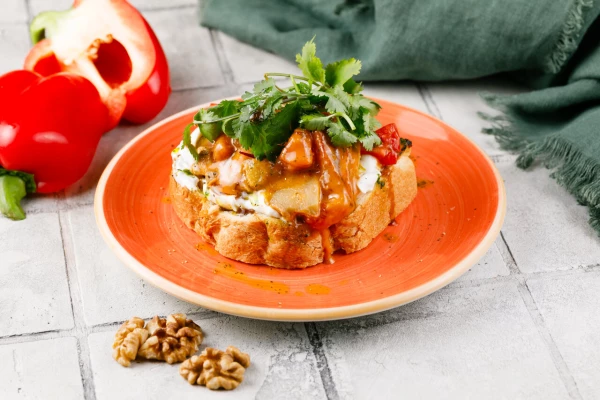 Брускетта с печеными баклажанами и маринованным перцем 1