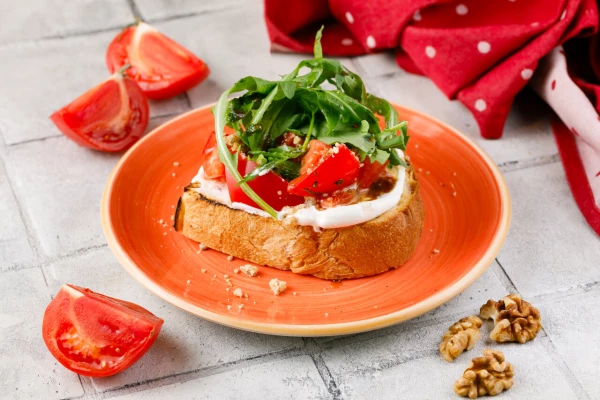 Брускетта с томатами и мягким сыром