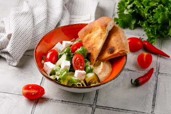 Салат с овощами и хумусом