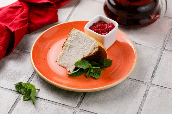 Чизкейк Сан-Себастьян с соусом малина/гранат