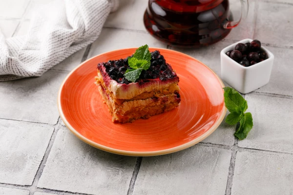 Домашний пирог со сгущенкой и черникой