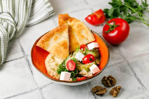 Салат с овощами и хумусом