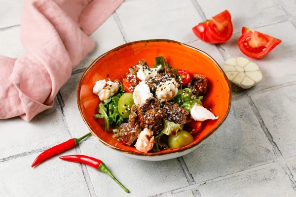 Салат с куриной печенью и виноградом